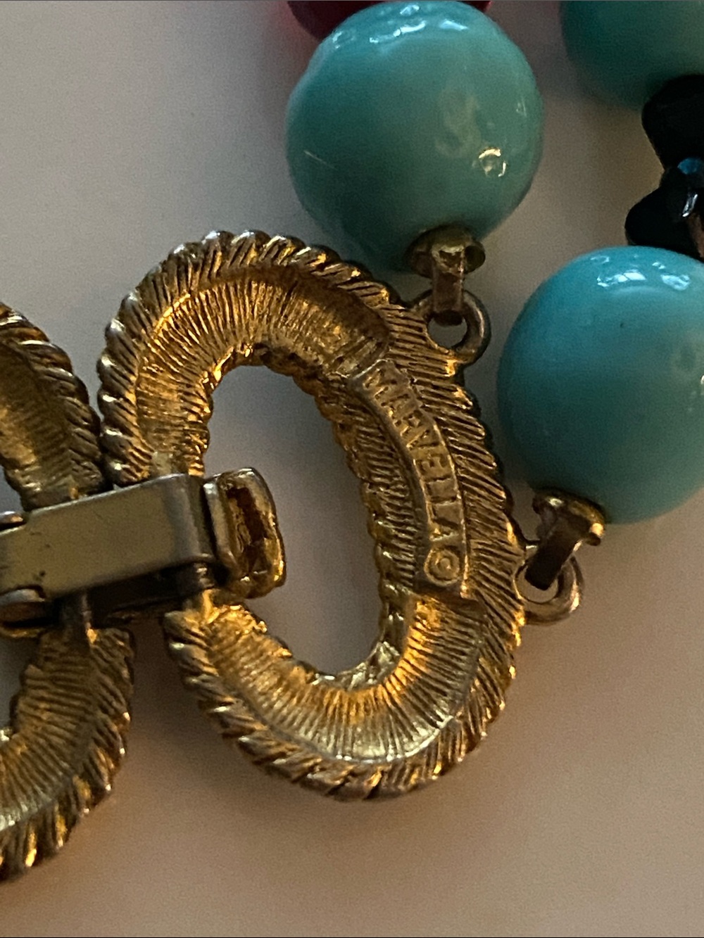 MARVELLA VINTAGE Turquoise & Red Beaded Necklace with Gold Interlock Clasp - Picture 4 of 12